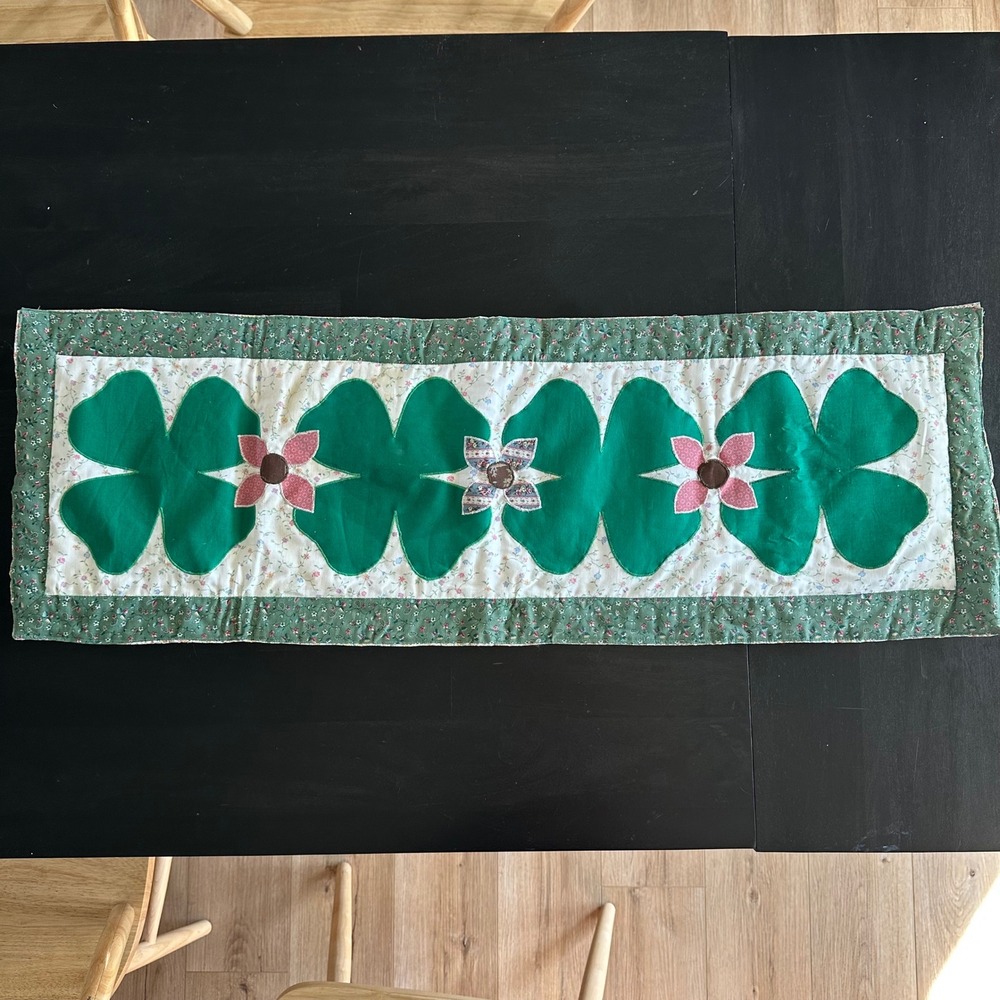 VTG Handmade Quilted Shamrock Table Runner St Patricks Day Green Floral 39x13‎